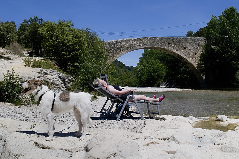 Provence 2014 +20140605_0521 als Smart-Objekt-1 Kopie.jpg - Zum nächsten Ort sind es nur 15 Kilometer - über sehr enge Landstraßen kommen wir nicht  gut voran. Aber dann haben wir diesen schönen Ort entdeckt